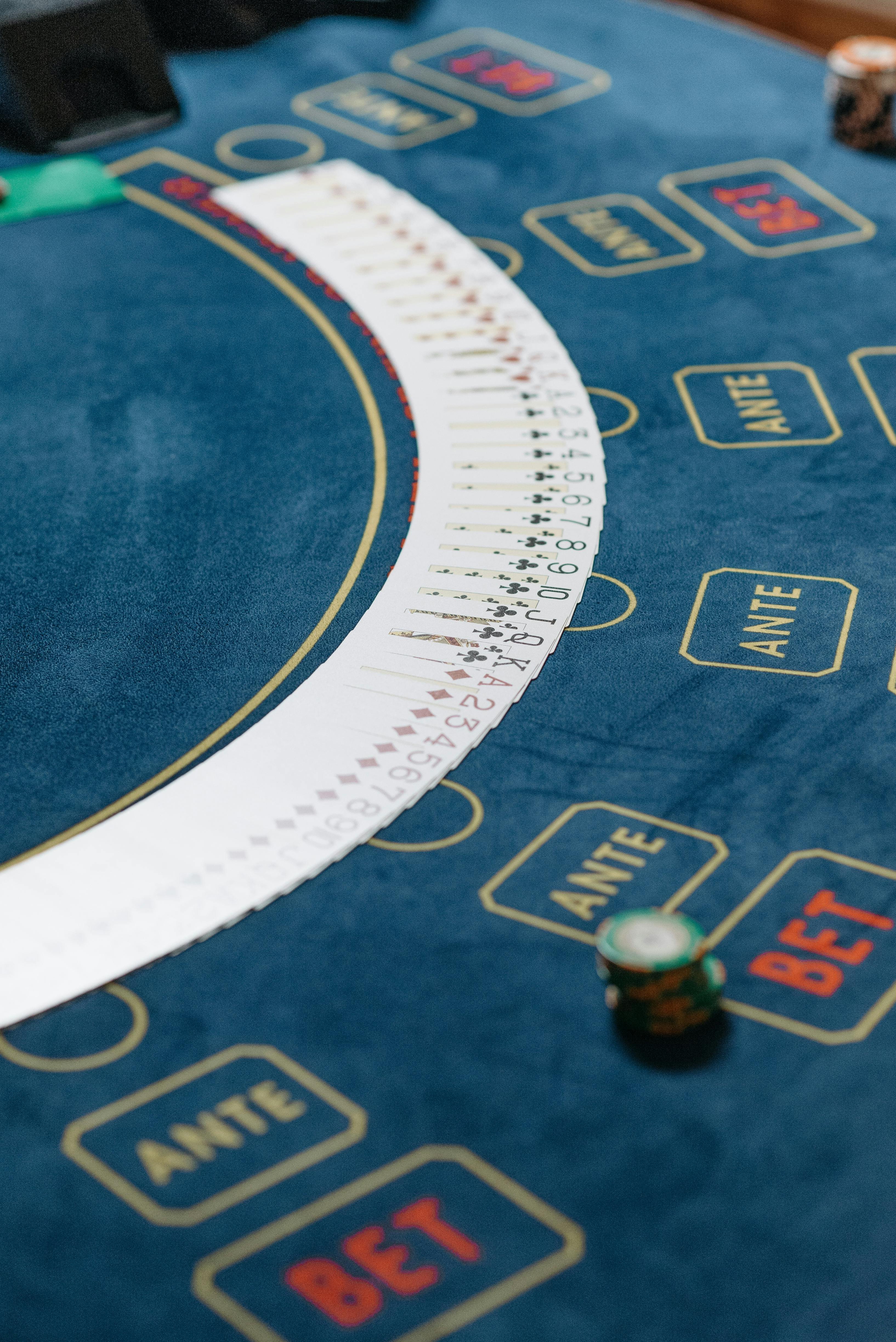 Antarmuka meja Speed Blackjack di platform caricuan dengan dealer langsung